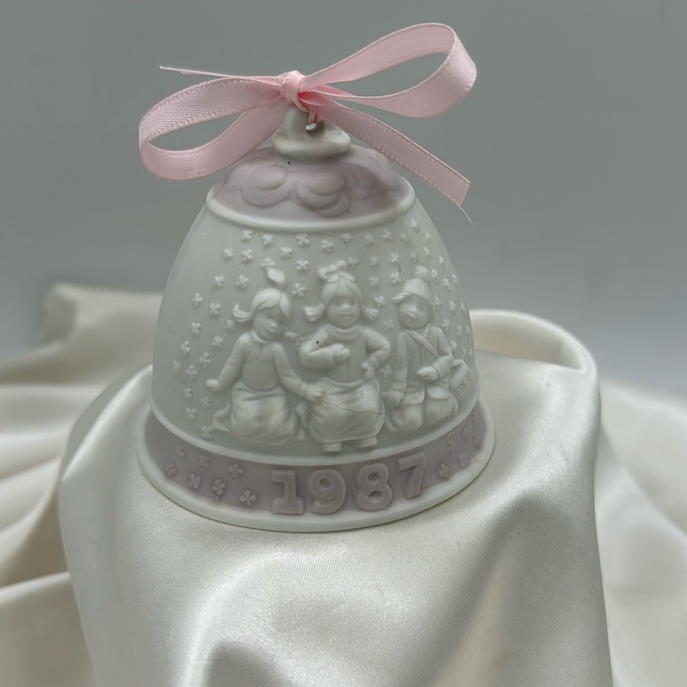 1987 Lladro Christmas Bell.